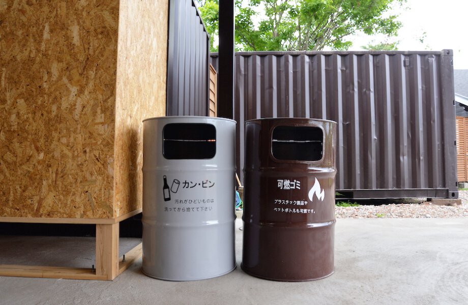 ドラム缶で作られたゴミ箱の写真です。